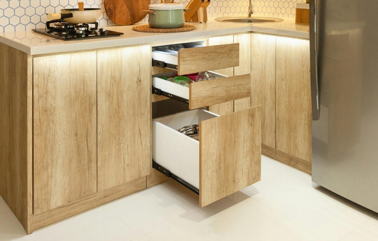 Virtuves grīdas skapīši ar atvilktnēm