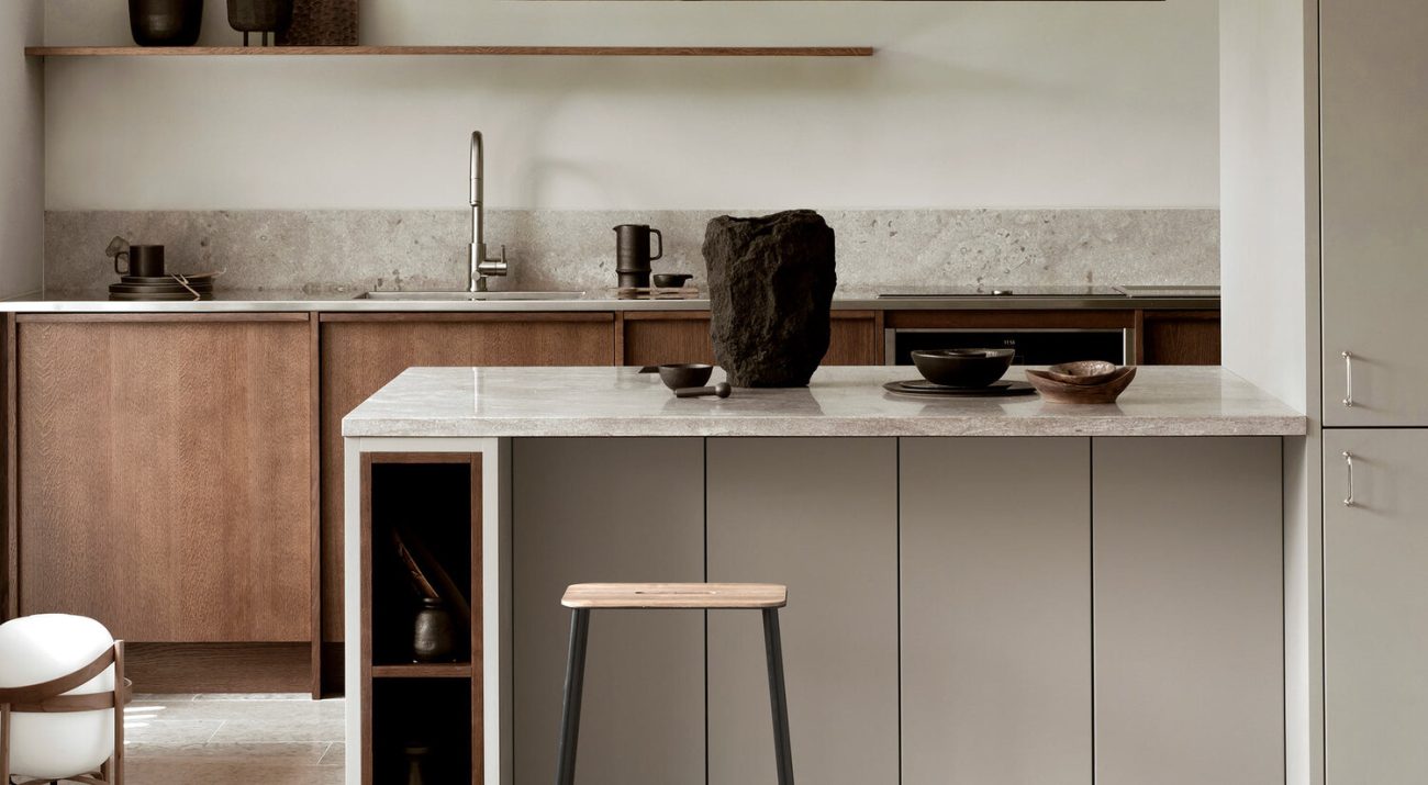 Gaiša Skandināvu dizaina virtuve ar salu